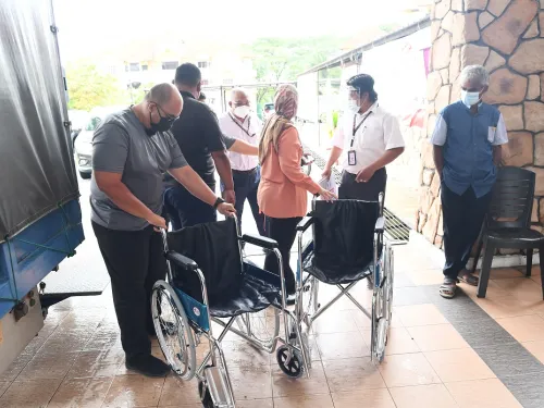 Serahan Kerusi Roda Kepada Pejabat Kesihatan Daerah Gombak