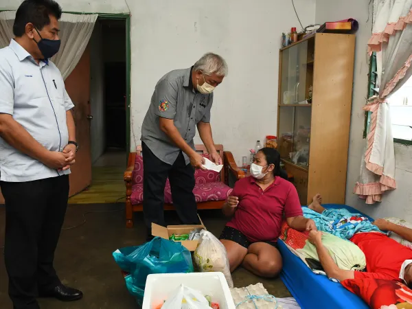 Program Penyerahan Sumbangan Keperluan Asas Ahli Majlis Zon 12