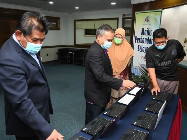 Sumbangan Komputer Riba Kepada Sekolah Kebangsaan Bandar Baru Selayang (2)