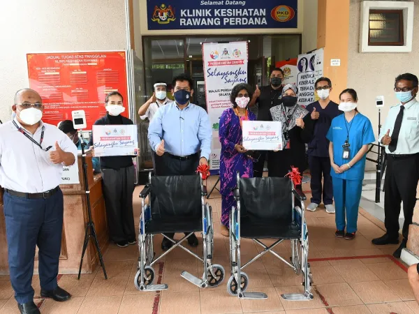 Serahan Kerusi Roda Kepada Pejabat Kesihatan Daerah Gombak