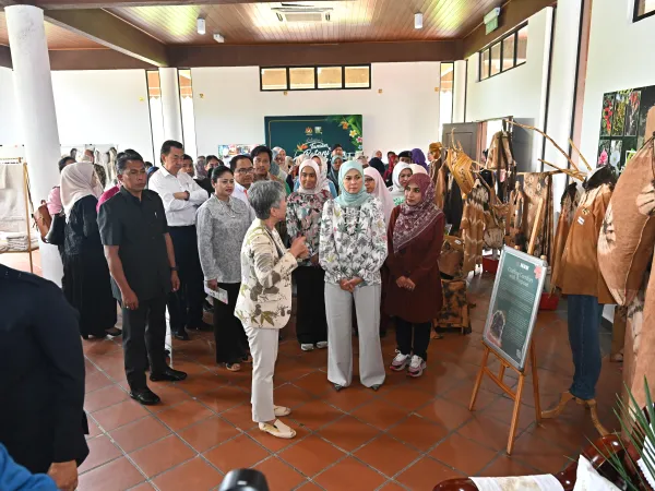 WARNA WARNI BOTANI FESTIVAL FABRIKASI 2025